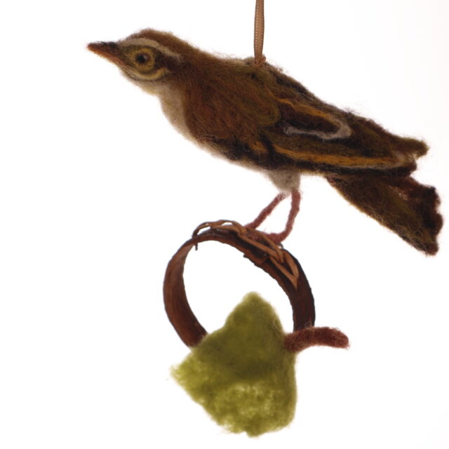 Lövsångare på ring av bark med kedjestygn av björkrot