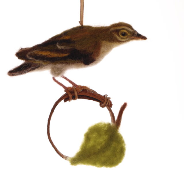 Lövsångare på ring av bark och björkrotstråd *SÅLD