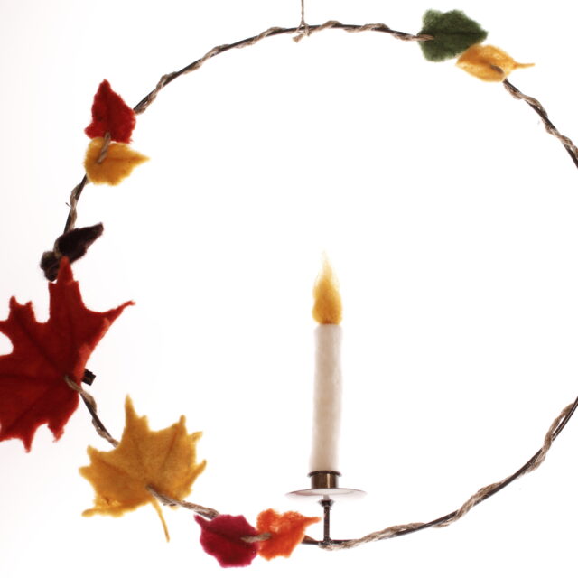 Ljusstake i ring, höstlöv