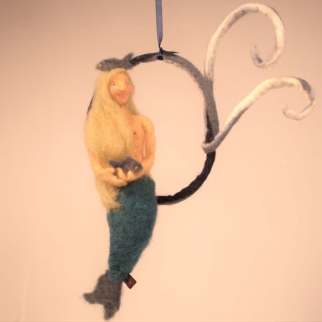 Sjöjungfru med fiskar