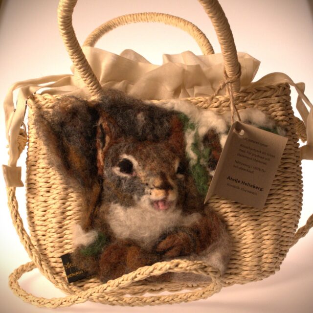 Väska med ekorremotiv