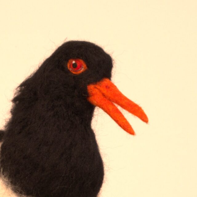 Strandskata stående på träpåle