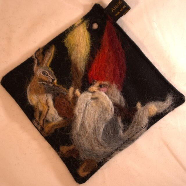 Tomte med skogshare, grytlapp *SÅLD